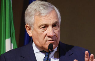 LO SLOGAN DEL GOVERNO: MENO TASSE, MENO TASSE, MENO TASSE