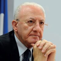 SIAMO ROVINATI. GIORGIA MELONI: IL CORVO RIMPROVERA IL COLORE NERO