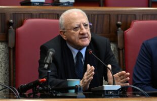 ZELENSKY E LA SUA DIVISA DA CACCIATORE DI FUNGHI