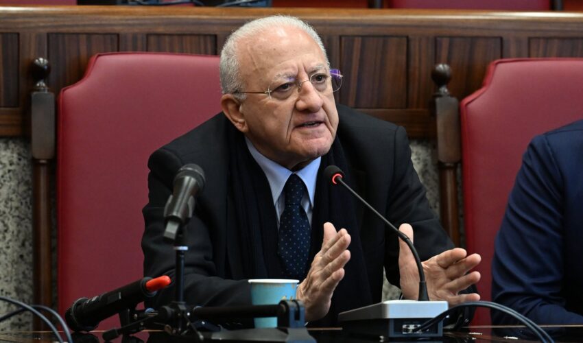 ZELENSKY E LA SUA DIVISA DA CACCIATORE DI FUNGHI