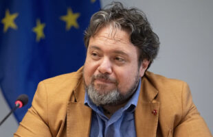 CHIUDERE RAI SCUOLA E SACRIFICARE REPORT. UN FAVORE ALLA FAMIGLIA BERLUSCONI