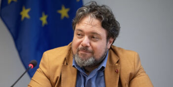 CHIUDERE RAI SCUOLA E SACRIFICARE REPORT. UN FAVORE ALLA FAMIGLIA BERLUSCONI