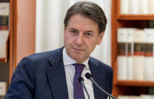 FESTEGGIAMENTI IN PARLAMENTO PER DELMASTRO