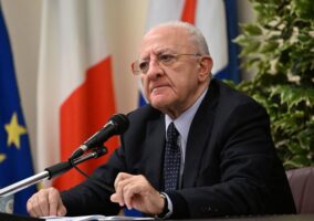 TRUMP VENGA DA NOI A FARE IL PARCHEGGIATORE ABUSIVO