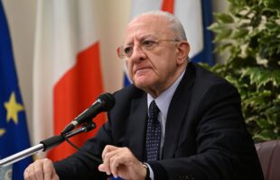 TRUMP VENGA DA NOI A FARE IL PARCHEGGIATORE ABUSIVO