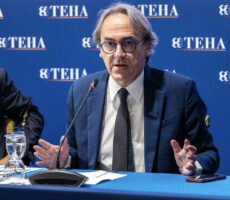 Ministro Crosetto, parlate di pace ma coprite la guerra di Trump