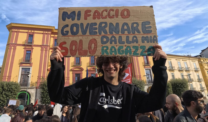 Studenti e lavoratori in piazza: Basta carovita