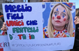 Corteo a Napoli contro il carovita, i salari bassi e la guerra