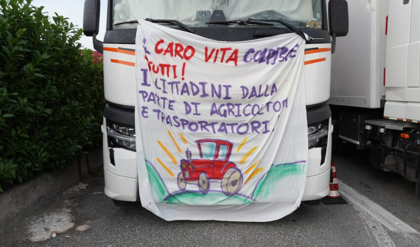 Il carovita colpisce tutti. La protesta degli autotrasportatori