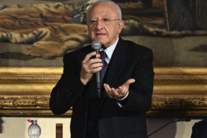 Di Battista e Sgarbi, due vicende oltre le maschere della vita pubblica