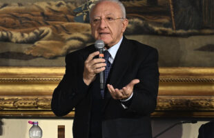 Di Battista e Sgarbi, due vicende oltre le maschere della vita pubblica