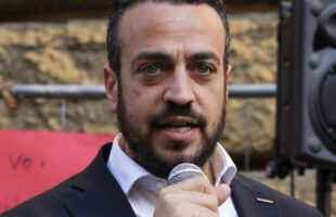 Gli italiani schiacciati dai rincari. Meloni annuncia le targhe personalizzate