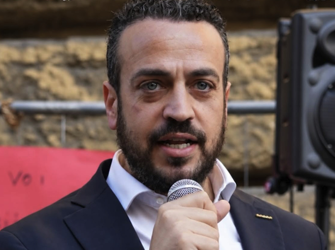 Gli italiani schiacciati dai rincari. Meloni annuncia le targhe personalizzate
