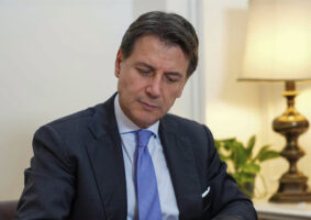 Meloni firma tutto senza nemmeno leggere. In Europa bisogna battagliare