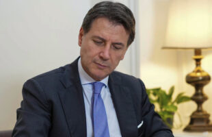 Meloni firma tutto senza nemmeno leggere. In Europa bisogna battagliare