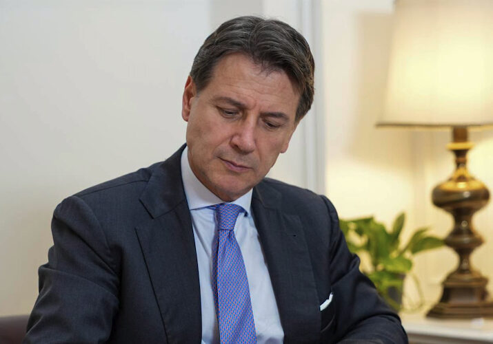 Meloni firma tutto senza nemmeno leggere. In Europa bisogna battagliare