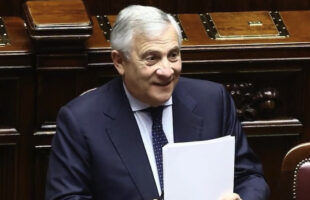 Tajani passerà alla storia per la frase sbagliata nel momento sbagliato