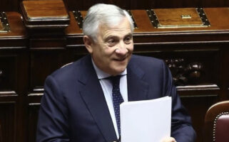 Tajani passerà alla storia per la frase sbagliata nel momento sbagliato